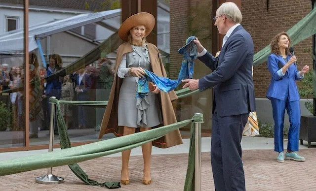 Queen Maxima wore a gray ruffled silk midi dress by Natan. Camel wool coat. Van Gogh lived in Nuenen