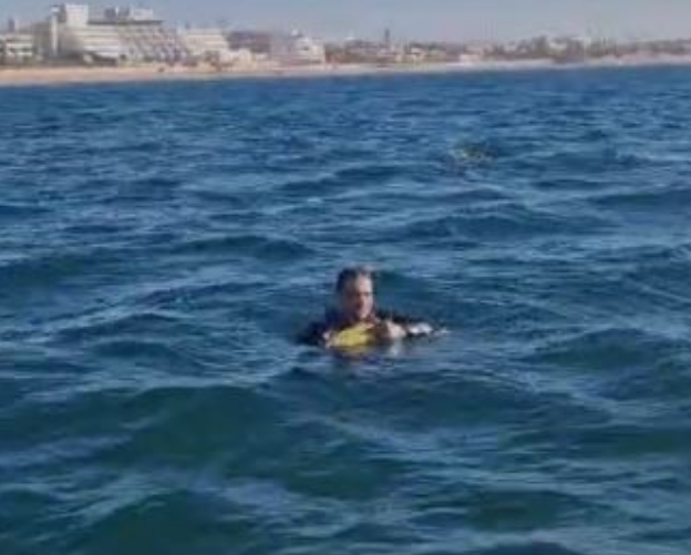 فيديو مطاردة المعتدي على السياح الثلاثة بأكادير داخل مياه البحر