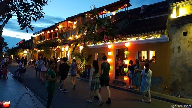 Hoi An with the restaurants by the river