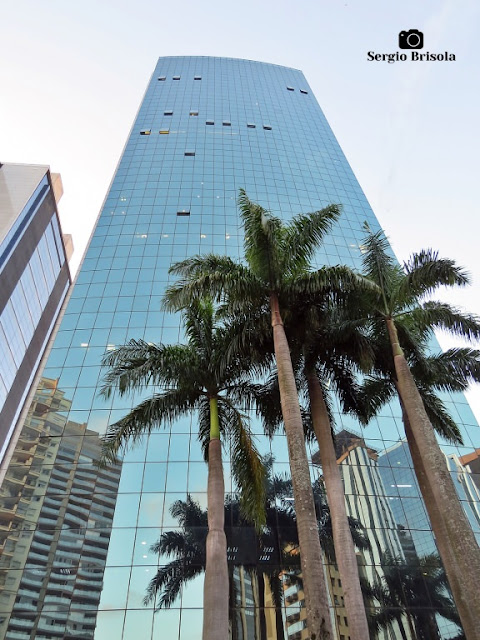 Perspectiva inferior da fachada do Edifício Faria Lima Premium em Pinheiros