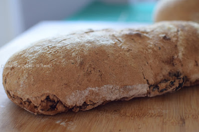 Pane con frutta a guscio e pomodori secchi