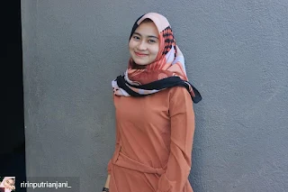 Hijabers cantik Ririn Putri Anjani