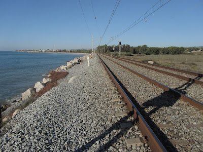 GR-92, corriol del GR-92 paral·lel a les vies del tren passat el Racó de Santa Llúcia