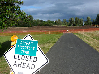 Sign at entrance to Park that Discovery Trail is closed