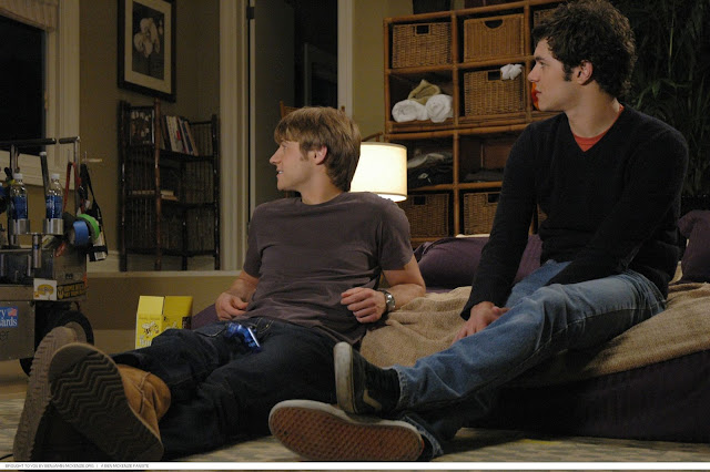 benjamin mckenzie and adam brody hang out in the pool house behind the scenes the o.c.