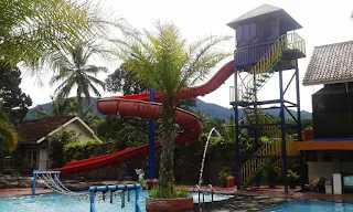 Fasilitas Slide di Waterpark Safari Garden Hotel Cisarua