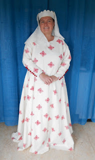 http://evashistoricalcostumes.blogspot.se/p/two-printed-wool-gowns-from-early-14th.html