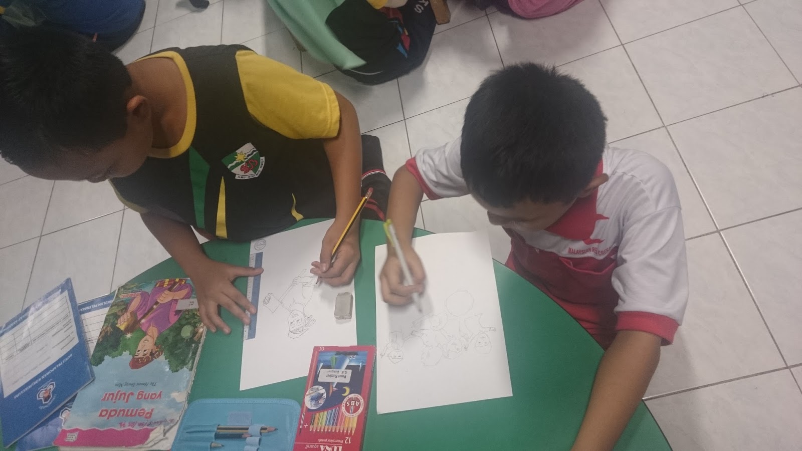 PUSAT SUMBER SEKOLAH: MELUKIS KULIT BUKU