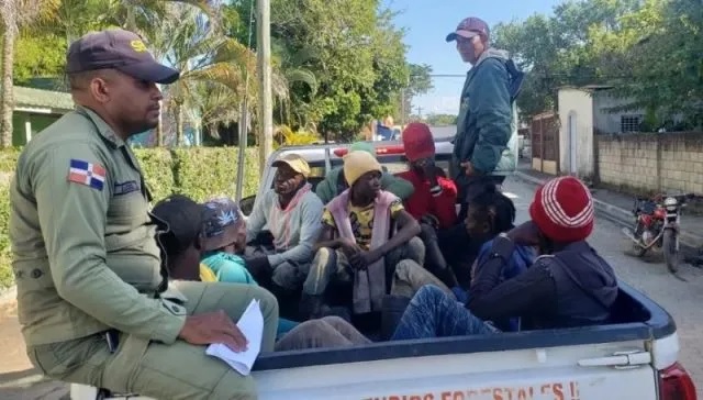 Autoridades desalojan haitianos ocupaban carretera en Constanza