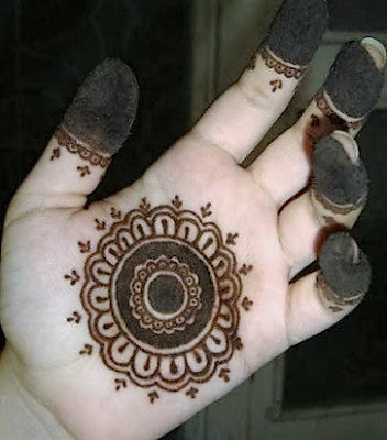 Single line floral simple mehndi designs for front hand  for kids