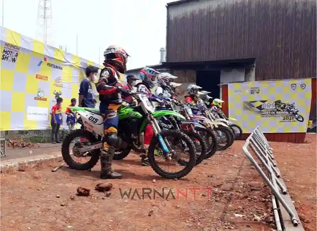 Para pembalap Motocross Junior bersiap Start