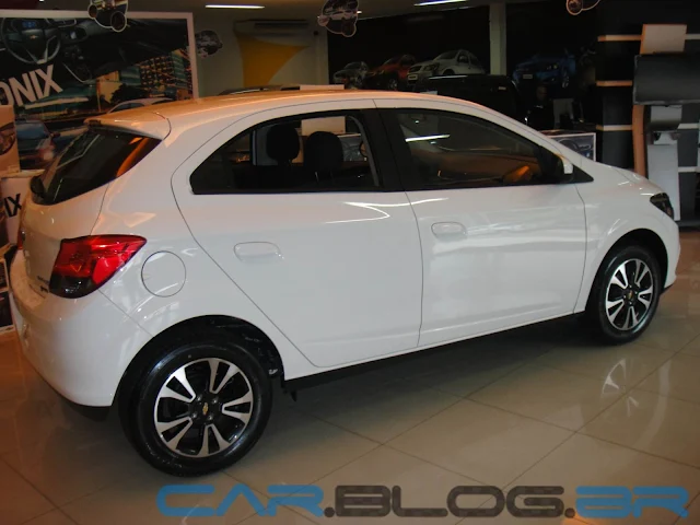 carro Chevrolet Onix - branco