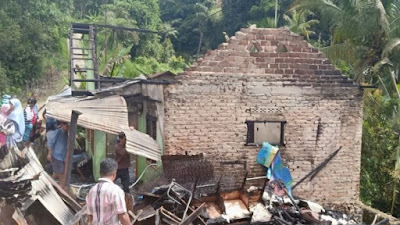 Ditinggal Sholat Ied, Satu Rumah di Koto Palembayan Hangus Terbakar