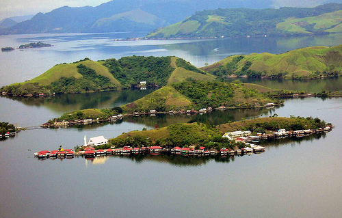 Perjalanan Wisata: Wisata Danau Sentani Papua