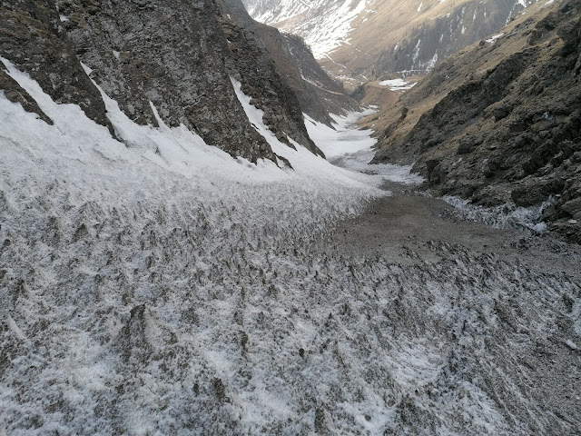 Neve penitente sotto la Cima Valmala, Monti di Fundres. (Foto: Florian Holzer – Commissione valanghe, 20.03.2022)