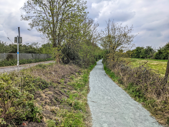 North Mymms footpath 9 heading S alongside Station Road