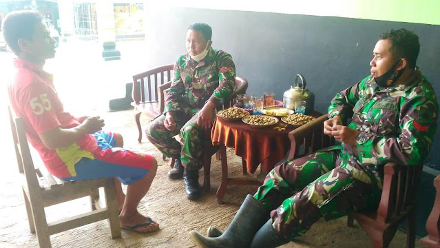 Komsos, Satgas TMMD Menikmati Kacang Tanah Godog di Rumah Warga