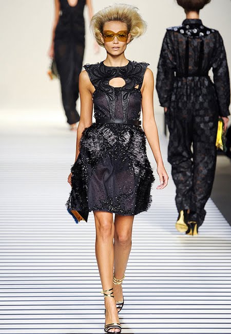 Къса черна рокля с атрактивен дизайн от Fendi