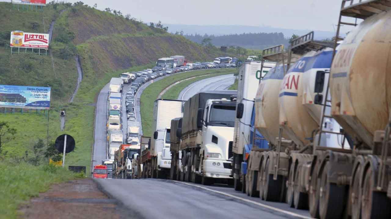 Caminhoneiros voltam a bloquear rodovias em ao menos três estados