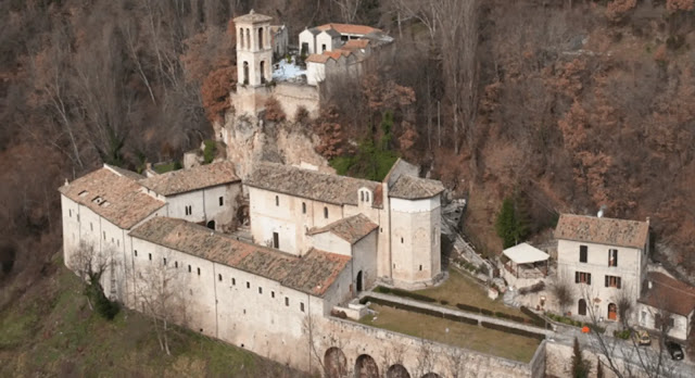 Ιταλία: Αποκαταστάθηκε ο «σταυρός του πελεκάνου» που κατέστρεψε ο σεισμός - Εκτίθεται στο Βατικανό
