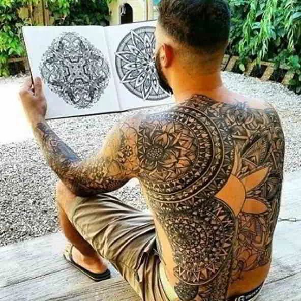 Imagen de un hombre con tatuajes de mandala en la espalda