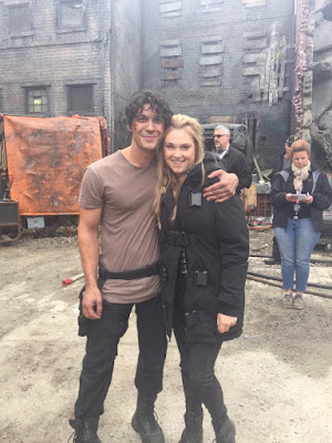 Eliza Taylor and Bob Morley on the set of The 100 Season 4 (4)