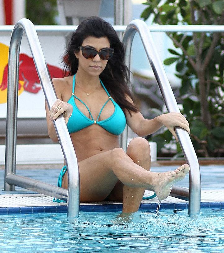 Com Kourtney Kardashian in Hot Bikini