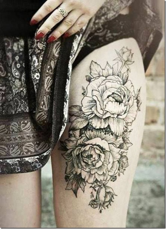 noir_sur_le_thme_floral_tatouage_cuisse