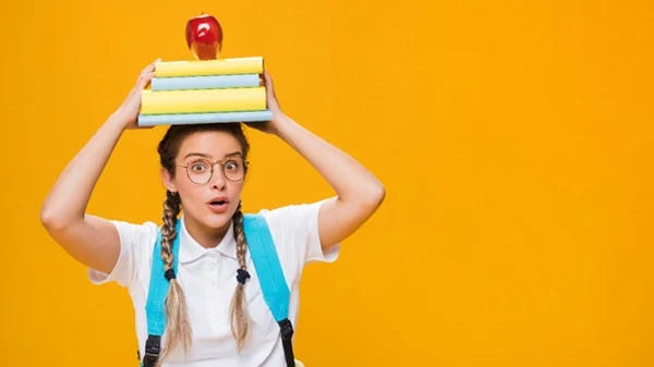 estudante com livro na cabeça