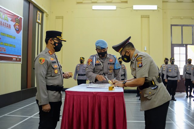 Kapolsek Baros Dan Kapolsek Pabuaran Resmi Di Serah Terimakan