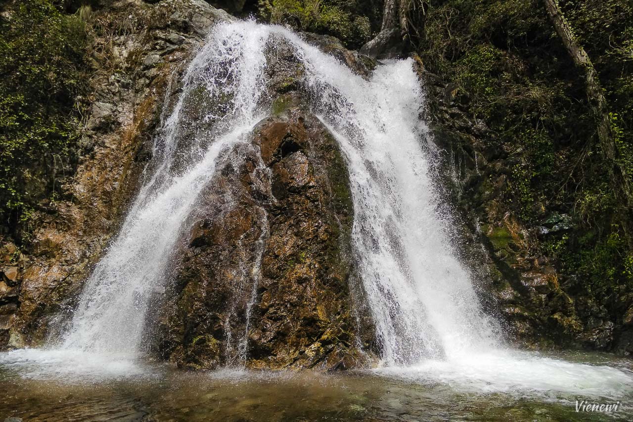 Wodospad Chantara - szeroki kaskadowy wodospad rozdzielający się na dwie części.