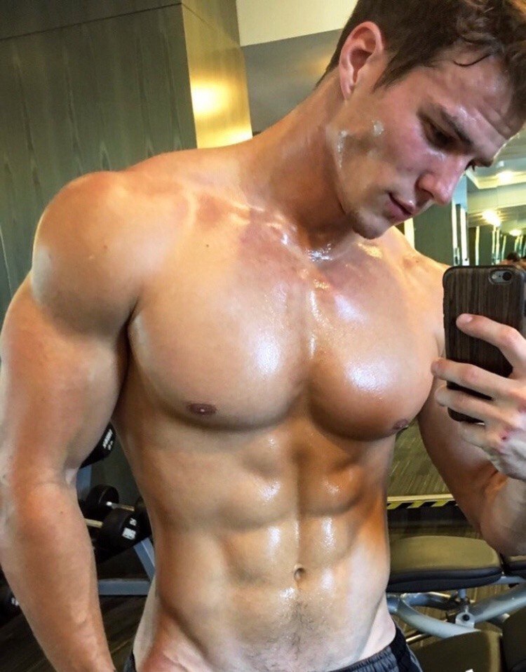 sexy-shirtless-sweaty-muscle-guy-abs-pecs-selfie