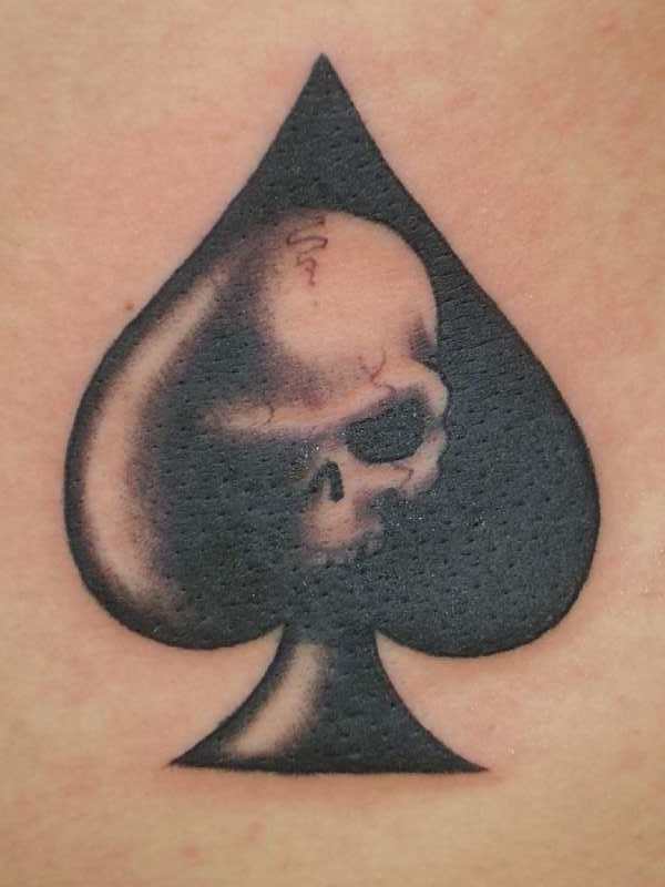 Tattoo de una calavera dentro del s mbolo de una carta de espadas