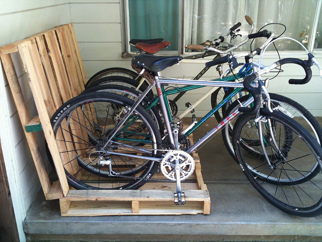 Rack de bicicletas feito com palete de madeira