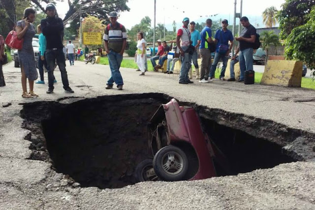 Vehículo es tragado por un hueco de la vía en Aragua