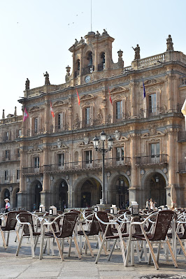 Plaza Mayor de Salamanca com esplanadas ao fim de tarde