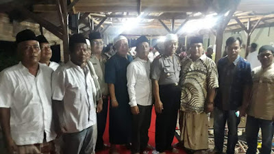 Rumah KADES Di Gruduk Ratusan Warga Dan Santri