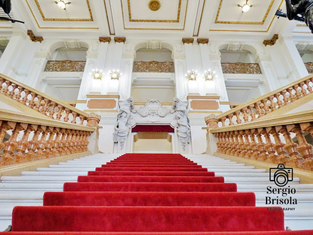 Vista ampla em perspectiva inferior da Escadaria Nobre do Theatro Municipal de São Paulo