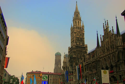 Marienplatz in München - rechts das Rathaus und im Hintergrund die Frauenkirche