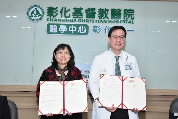 ▲ 彰基與輔英科大簽訂合作備忘錄，讓學生在學校期間，提早決定選擇在彰基醫療體系就業，守護中、彰、投民眾的健康。（彰基醫學中心提供）