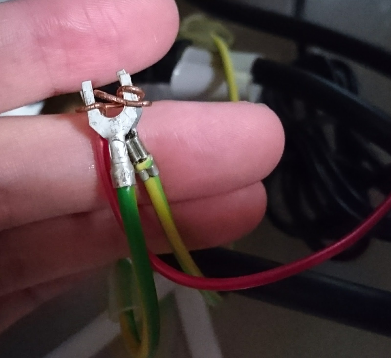 あすきん パソコンにアース線をつないでハムノイズを解消 漏電は恐ろしい