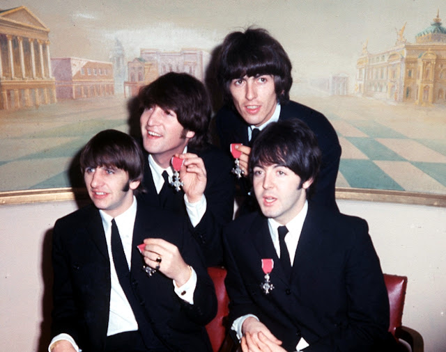 Los Beatles con sus MBE en el Saville Theatre después de recibirlos de manos de la Reina de Inglaterra el 26 de octubre de 1965