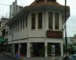 wisata kota tua jakarta, 4 tempat favorit di kota tua jakarta, akses ke kota tua jakarta, jalan jalan di kota tua jakarta, Vihara Dharma Bhakti (Kim Tek Le), Kopi Es Tak Kie, Rujak Shanghai Encim Pancoran, dan Pantjoran Tea House, Toko Merah, Museum di Jakarta, Museum Fatahillah, Meriam Si Jagur, instagramable di Kota tua jakarta, makanan di kota tua jakarta, astra, happyone, happytrip, asuransi perjalanan, happyhome, happyme, happiness race, tebak-tebakan, teka teki, transjakarta, busway, commutter line, sejarah kota tua jakarta, fennibungsu, fenni wardhiati, hiburan di kota tua jakarta, klenteng di glodok, rujak enak, es kopi,