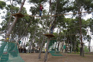 Yolanda en el circuito rojo de Bosc Aventura.