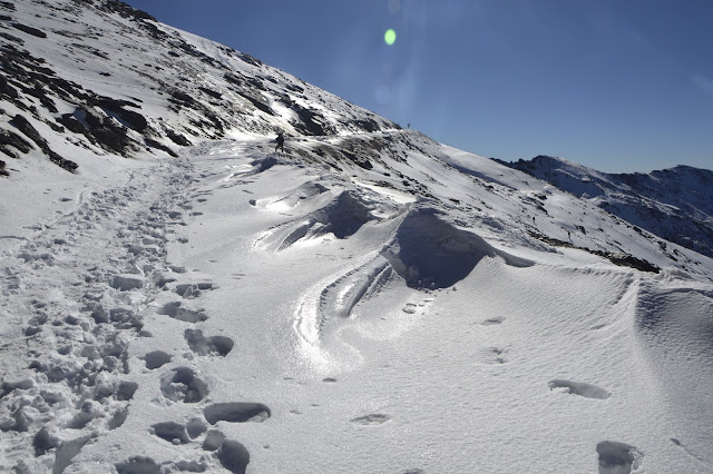 Droga na szczyt Pico Veleta w Sierra Nevada w śniegu i przy mocnym wietrze + informacje praktyczne