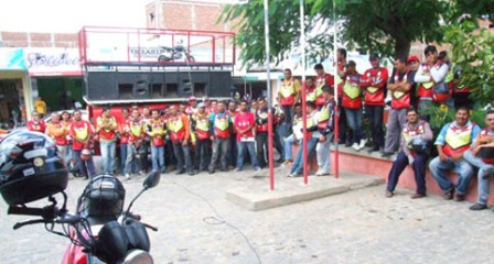 Mototaxista de Santa Cruz recebe primeira placa vermelha do estado