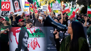 iranier Protester som bor i Sverige i Malmö för att stödja de rikstäckande protesterna och Zhina-revolutionen