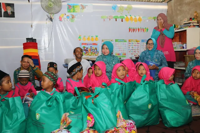 Kunjungan ke Pendidikan Anak Usia Dini (PAUD) Nurul Fattah di Desa Parit Baru, Kecamatan Sungai Raya, Kabupaten Kubu Raya. (Adpim Pemprov Kalbar/Borneotribun)