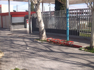 Aparcabicis existente en la estación de Cercanías del Sector III, deteriorado y de diseño inadecuado. (Fotografía tomada el 13 de enero de 2013 por VCC.)