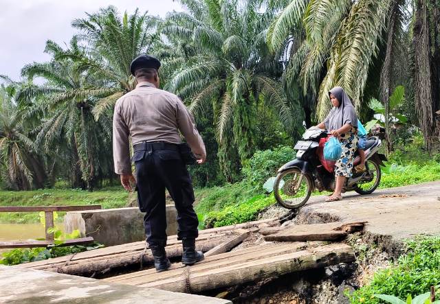 Efek Jembatan Rusak, Ini Yang Dilakukan Anggota Polsek Banda Alam Polres Aceh Timur